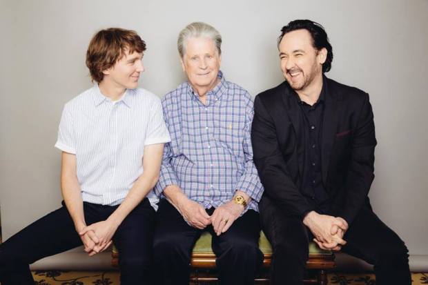 Les acteurs Paul Dano et John Cusack entourent le véritable Brian Wilson.
